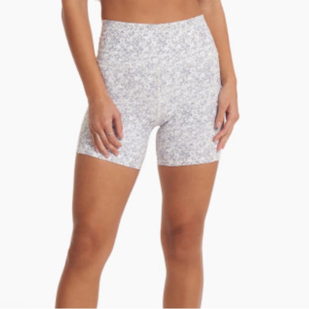 NWOT Vuori studio pocket shorts